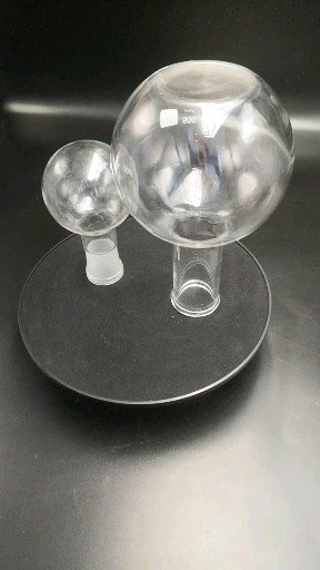 Pallone da laboratorio in vetro con collo lungo e stretto e fondo piatto rotondo